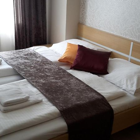 Hotel Imos Břeclav Buitenkant foto